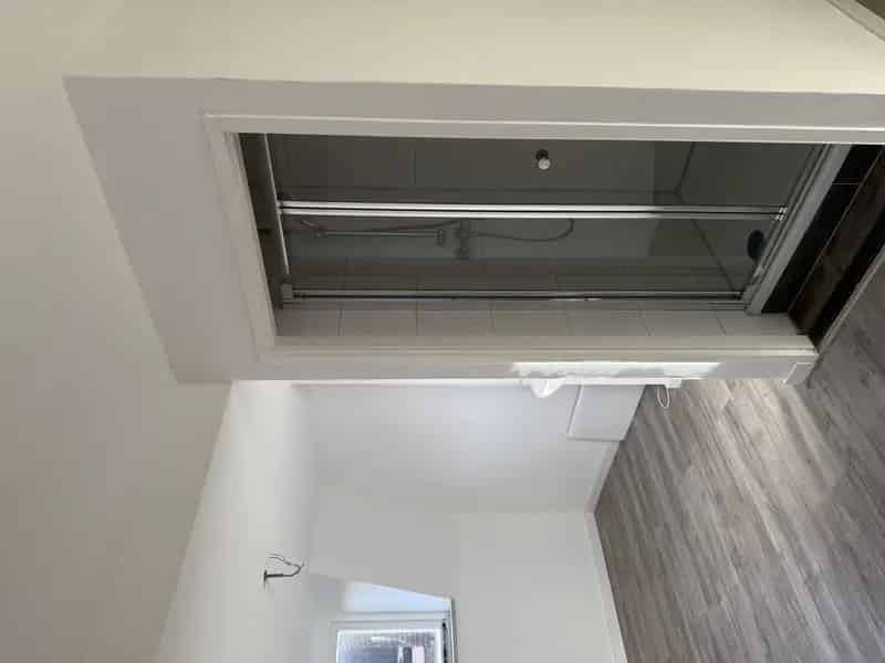 Nieuwe Kamer met Eigen Badkamer en Laminaatvloer