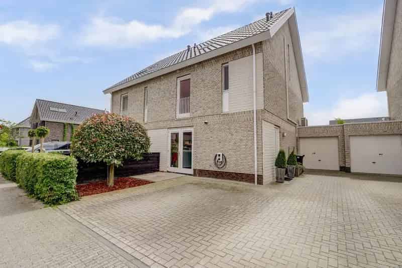 Luxe 2-onder-1-kapwoning te koop Lelystad De Warande