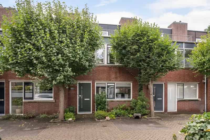 Huis te koop Maassluis: Ruime woning met dubbele garage en dakterras
