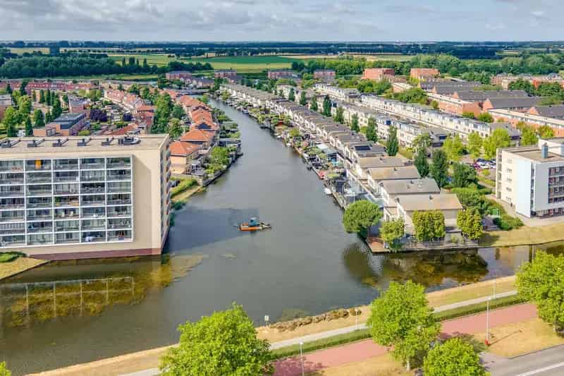 Luxe woning aan het water 4 slaapkamers 2 badkamers Zonnepanelen