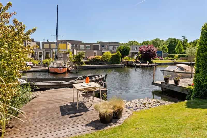 Ruime 2-onder-1-kapwoning aan het water te koop