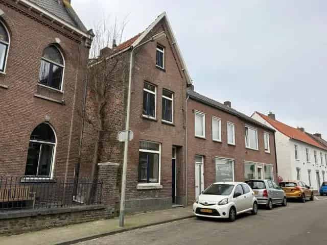 Ruime gezinswoning of belegging in Borgharen 4 slaapkamers 5 badkamers
