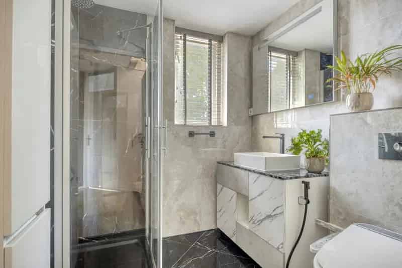 Huis te koop Hoorn: Ruime tussenwoning met moderne badkamer en diepe tuin