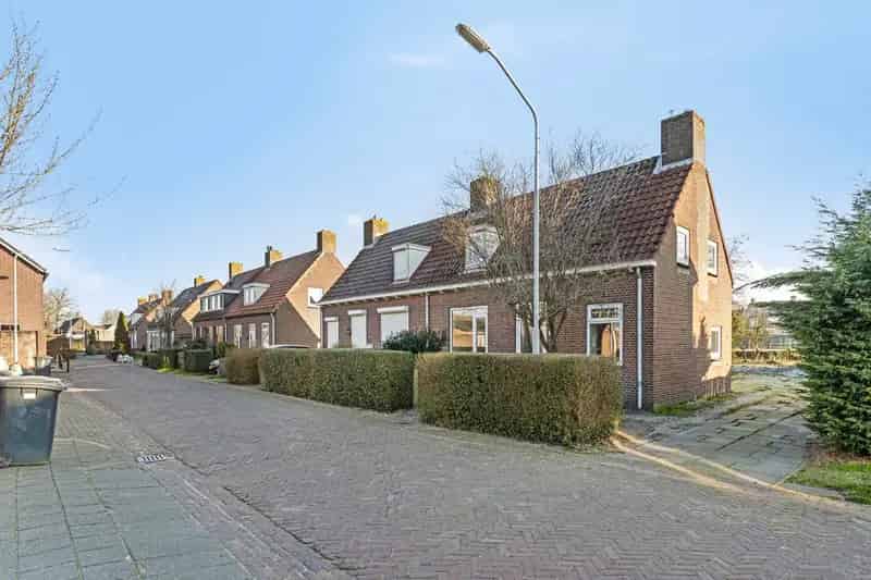 Te Koop 2-onder-1-kapwoning Terheijden Diepe Tuin Eigen Parkeergelegenheid