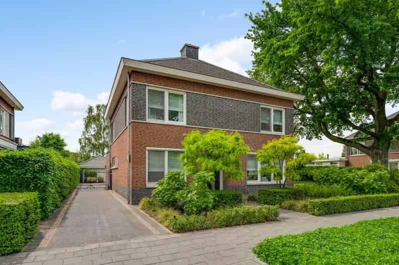 Moderne Villa met Grote Tuin en Garage te Koop