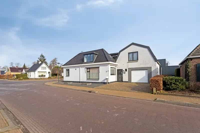 Ruime woning met bedrijfspand Kollumersweach