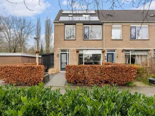Ruime 5 Slaapkamer Hoekwoning Ridderkerk Nabij Centrum