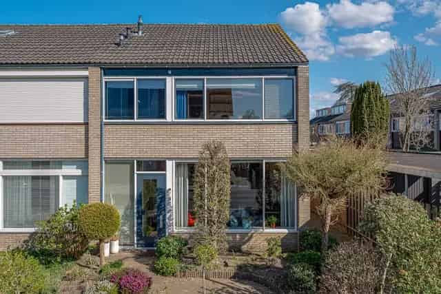 Huis te koop Zevenaar: Ruime 4-slaapkamer hoekwoning met tuin