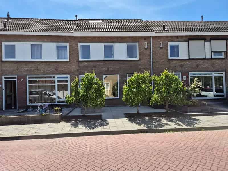 Geheel Gemoderniseerde Tussenwoning met 3 slaapkamers