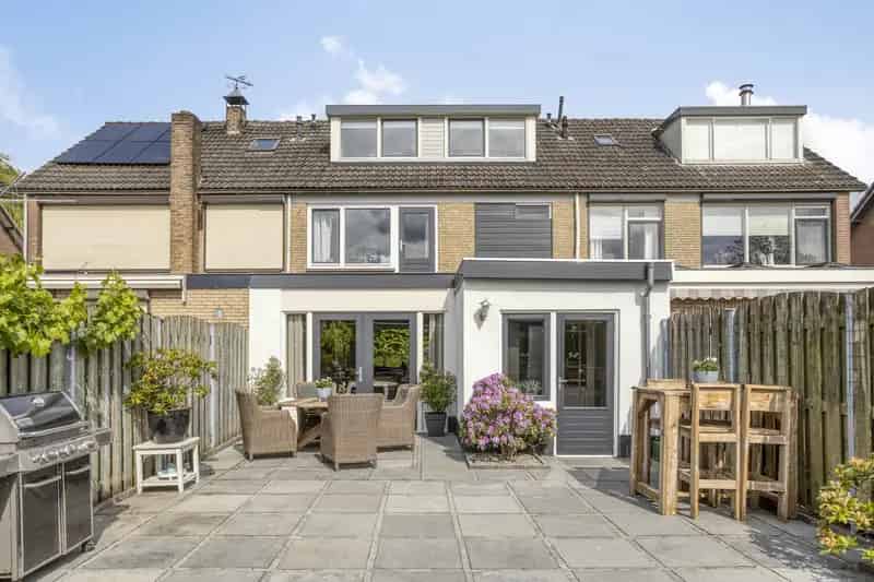 Ruime 5 Slaapkamer Middenwoning Nabij Station
