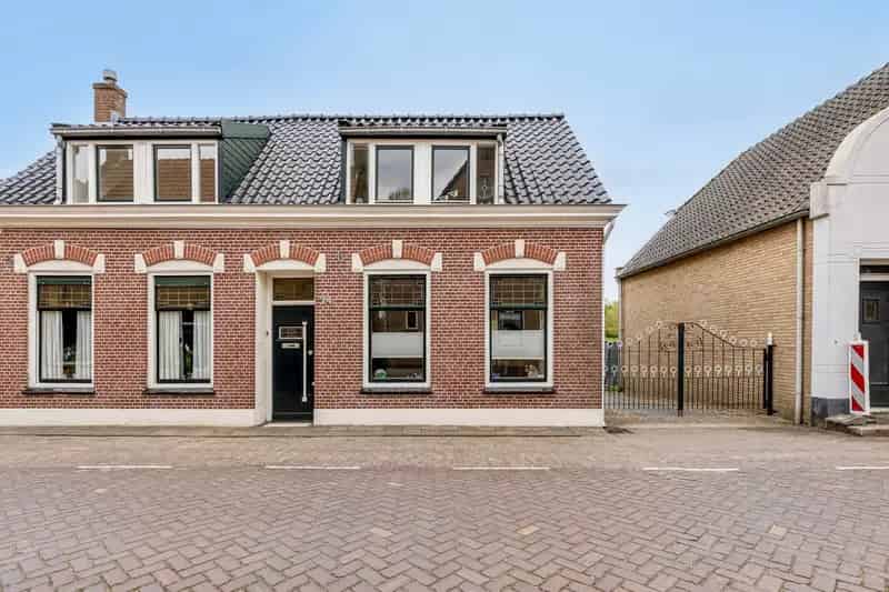 2-onder-1-kapwoning Lage Zwaluwe met aanlegsteiger