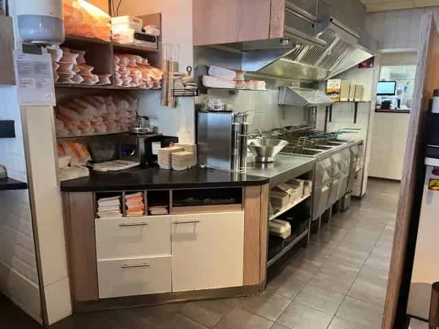 Te Koop: Succesvolle Cafetaria met Woning Foodmaster No5