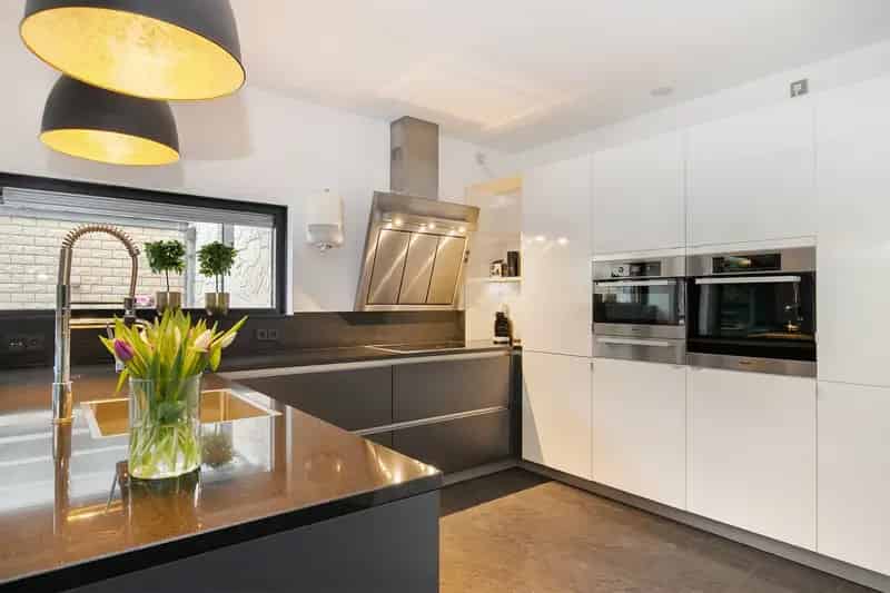 Vrijstaande Villa met Praktijkruimte te Koop in Veendam
