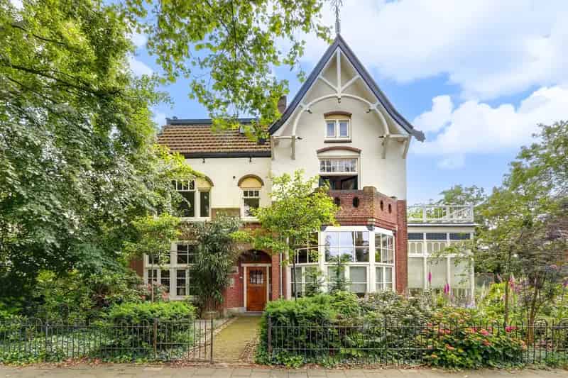 Huis te koop Beverwijk: Gemeentelijk monument met 9 kamers