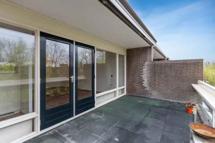 2e Verdieping Appartement met Ruim Terras en Uitzicht op Water