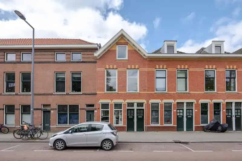 Hillevliet 39: Ruime 3-laags Tussenwoning met Tuin