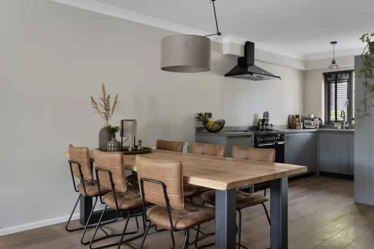 Ruime Middenwoning Drunen 4 Slaapkamers Nieuwe Tuin Garage