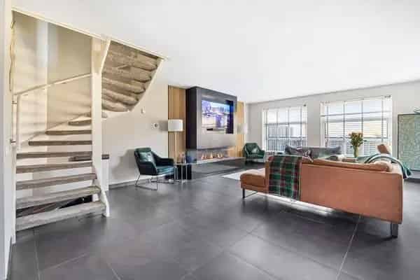 Luxe herenhuis te koop: 4 slaapkamers, moderne keuken, waterpartij