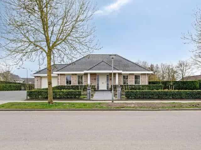 Ruime Villa Yerseke - 1200m2 Perceel - Garage 54m2 - Levensloopbestendig