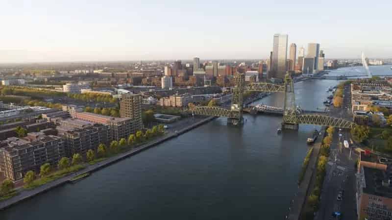 Luxe Appartement Rotterdam: Panoramisch Uitzicht Hef en Willemsbrug