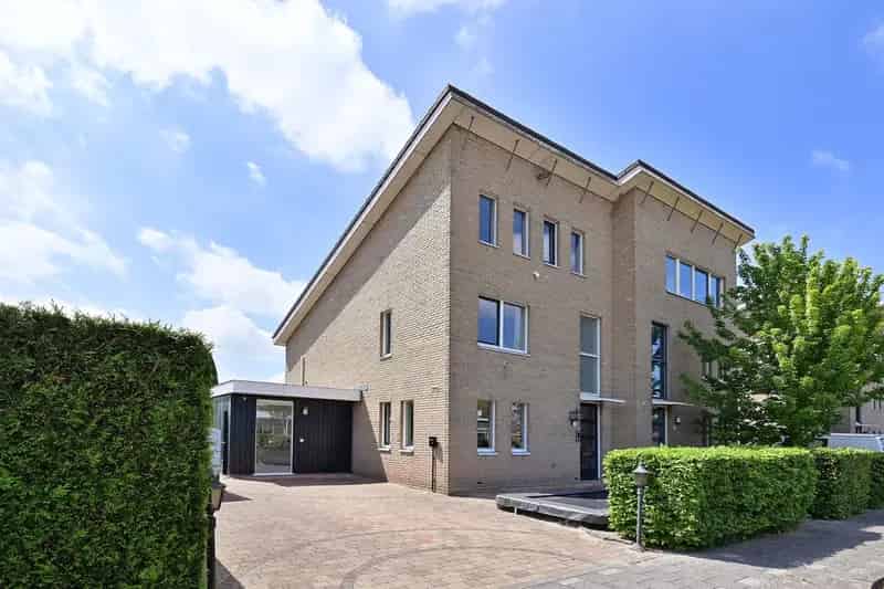 Huis te koop Huizen: Ruime gezinswoning met 3 slaapkamers en tuin