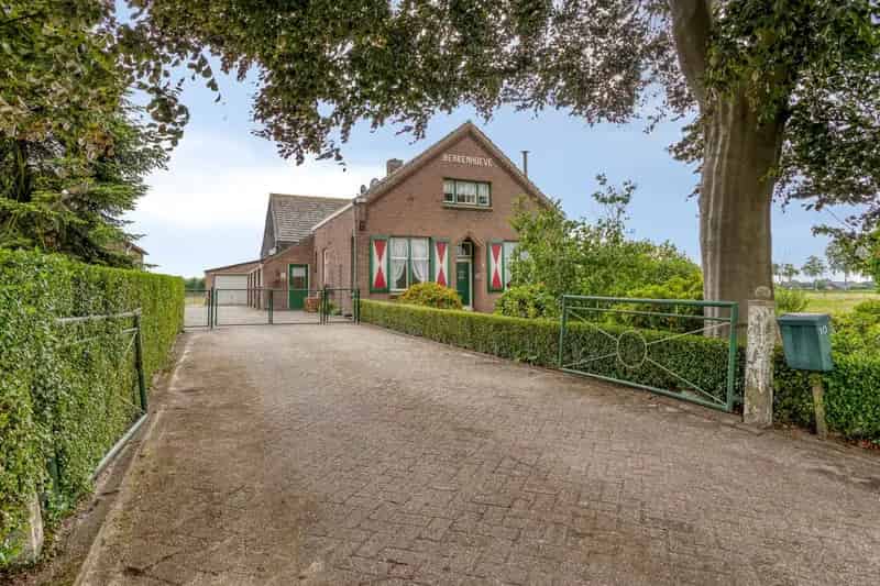 Vrijstaande Boerderijwoning met Schuur en Stallen te Koop