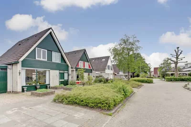 Ruime halfvrijstaande woning 4 slaapkamers grote tuin
