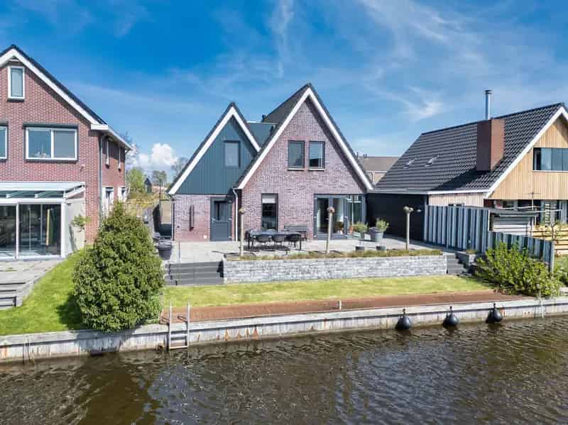 Moderne gezinswoning aan vaarwater Koudum 4 slaapkamers Energielabel A