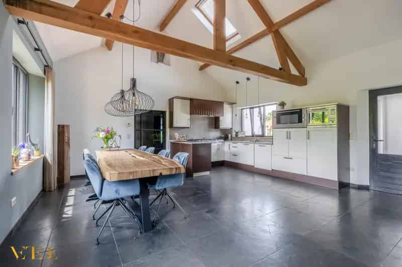 Luxe woning met zwembad en bijgebouw te koop