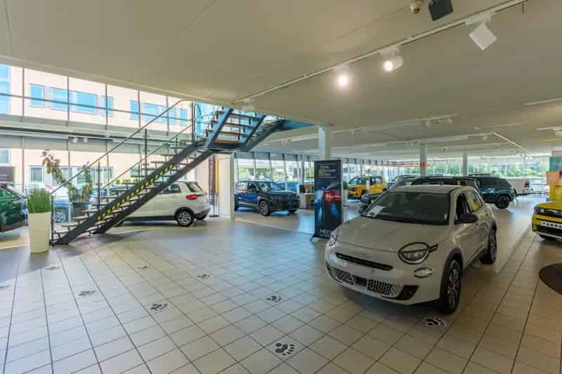 Bedrijfshal te huur Alkmaar 4900m² Showroom Werkplaats Kantoren