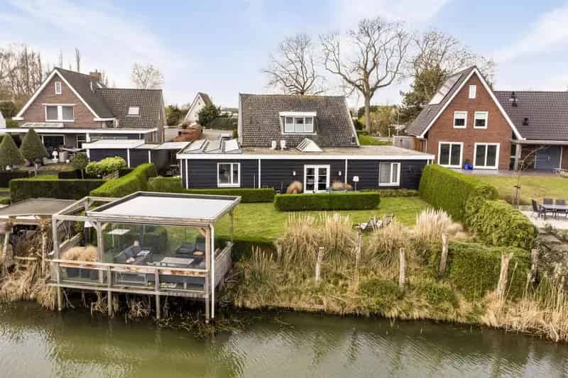 Vrijstaande woning 5 slaapkamers luxe badkamer ruime tuin aan water