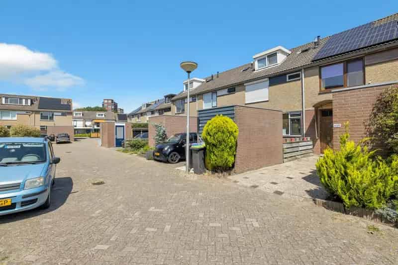 Huis te koop Spijkenisse: Ruime gezinswoning met tuin en parkeerplek