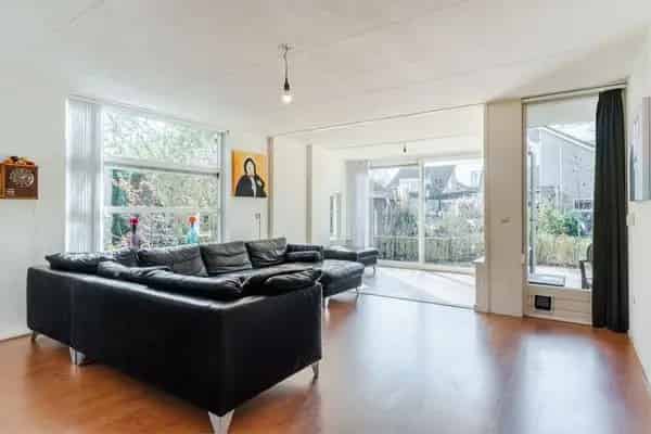 Vrijstaande woning aan vaarwater met 3 slaapkamers en grote tuin