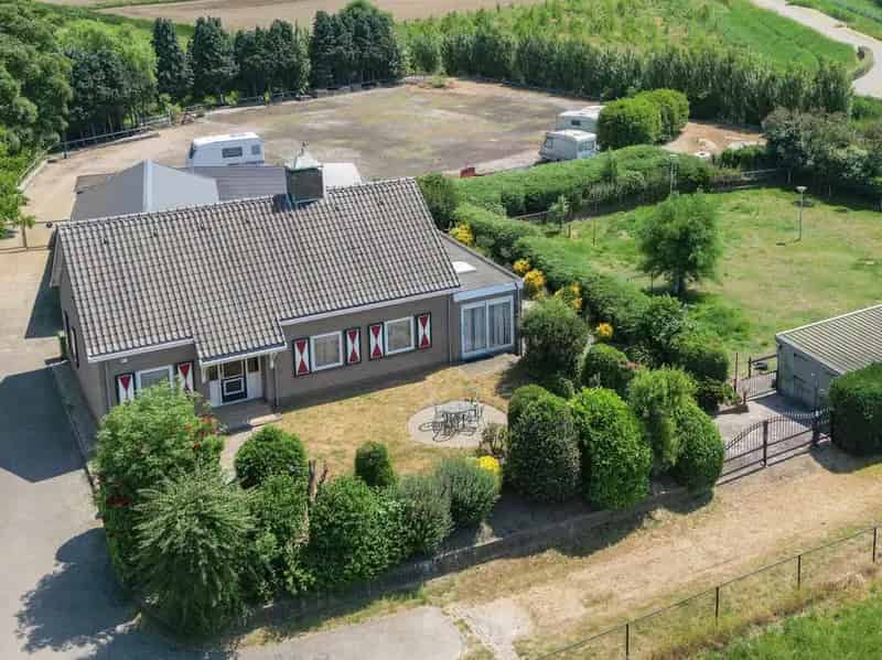 Semi-bungalow met schuren en stallen nabij Den Bosch