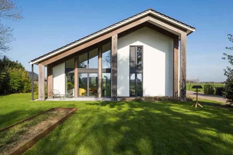 Luxe Duurzame Villa met Zwembad en Weiland Nabij A15 en A2