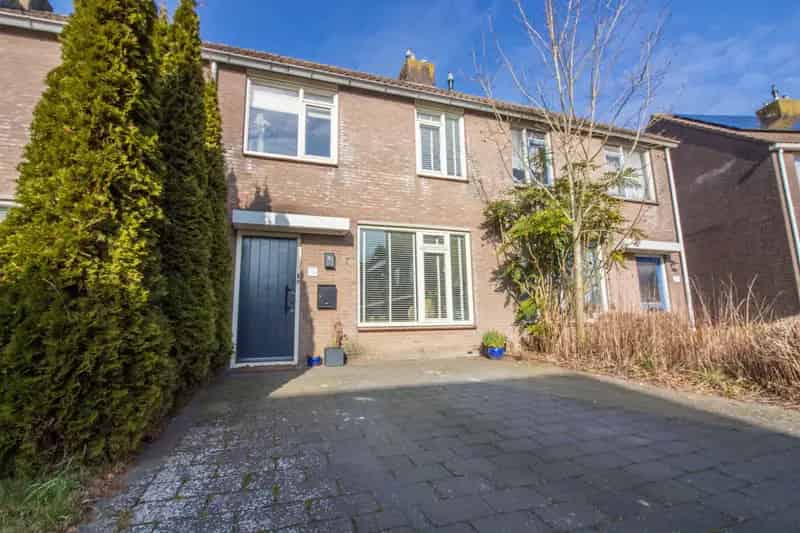 Fraaie Tussenwoning met 4 Slaapkamers en Moderne Badkamer