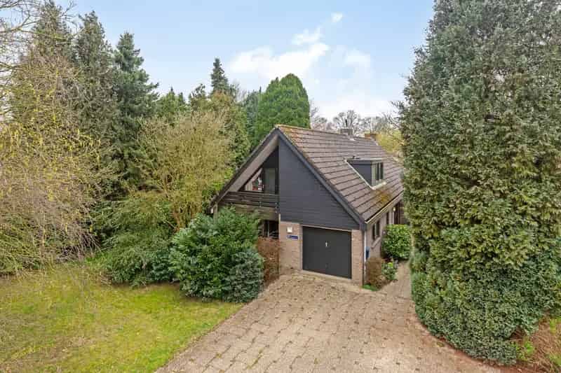 Vrijstaande Villa met Privévijver te Lage Zwaluwe