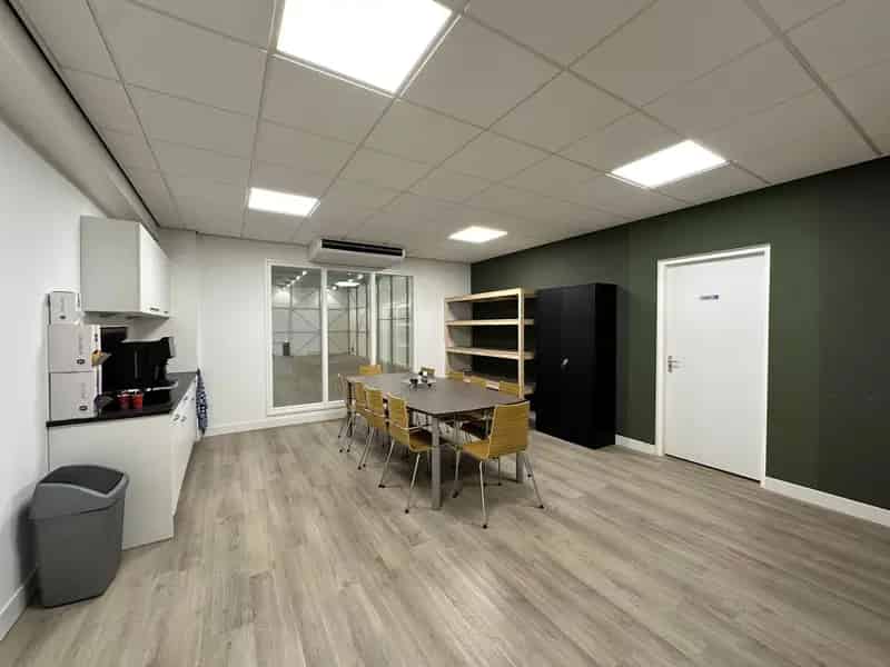 Bedrijfshal te Huur Veen 2100m2 Hoogte 1265m Logistiek Constructie