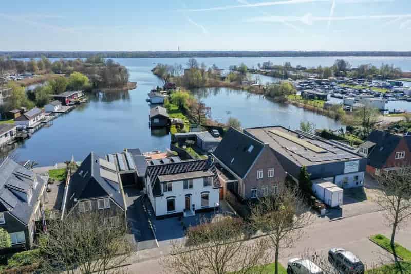 Vrijstaande Villa te Koop Nederhorst den Berg: Ruime Tuin, Boothuis en Eigen Water