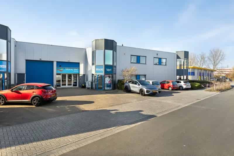 Bedrijfshal te Huur Zaandam 325m² Kantoorruimte Parkeerplaatsen