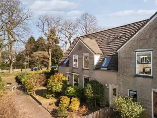 Tussenwoning Bilthoven: 3 slaapkamers, tuin, nabij bos en station