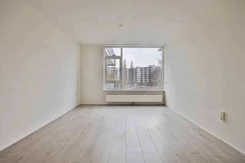 Henegouwen 66: Tweekamerappartement nabij voorzieningen