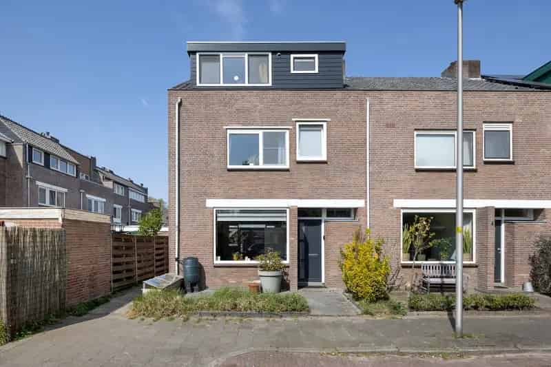 Ruime Hoekwoning Leiderdorp 6 Slaapkamers 2 Badkamers