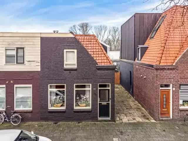 Hoekwoning Amstelveen met diepe tuin nabij Amsterdam
