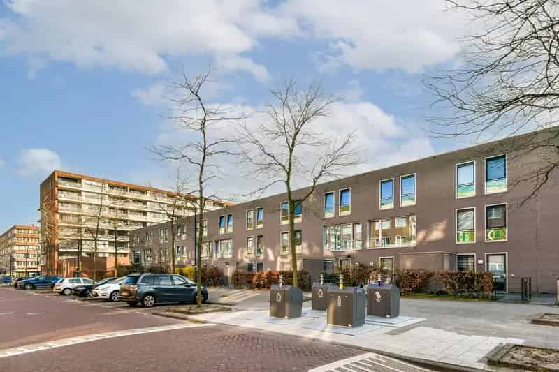 Amsterdam Nieuw-West: Gezinswoning met Tuin en Parkeerplaats