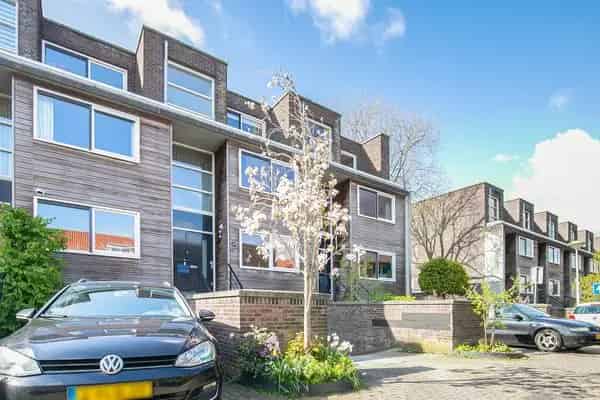 Te Huur: Royale Tussenwoning Nieuw Sloten