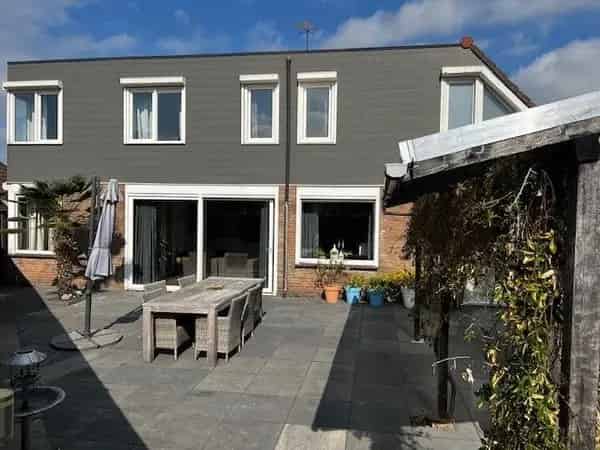 Vrijstaande woning met garage en tuin  Geheel gemoderniseerd