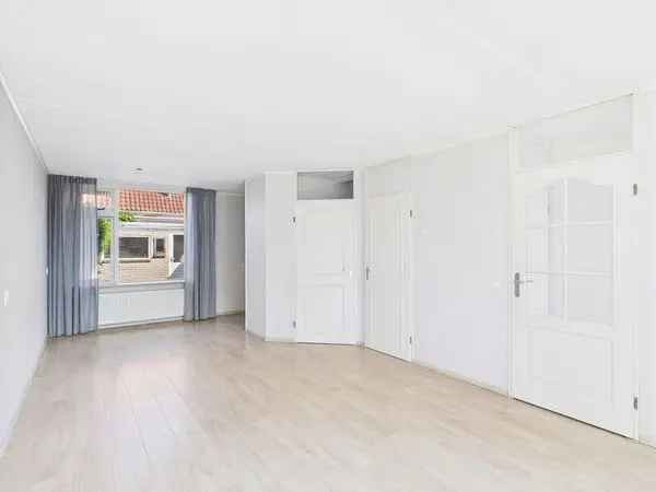 Tussenwoning Hoek: Moderne Keuken, Tuin en Speeltuin Nabij