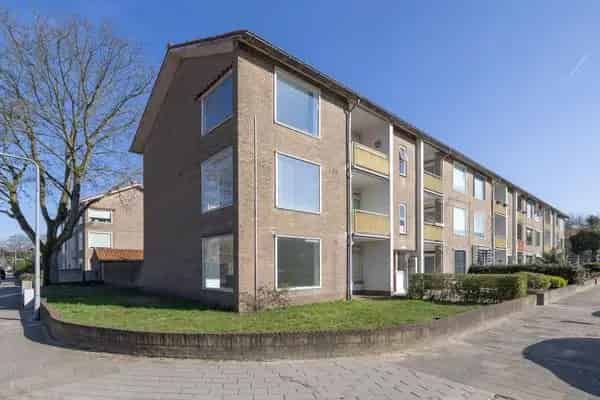 3-kamer appartement begane grond met ruime tuin en oprit