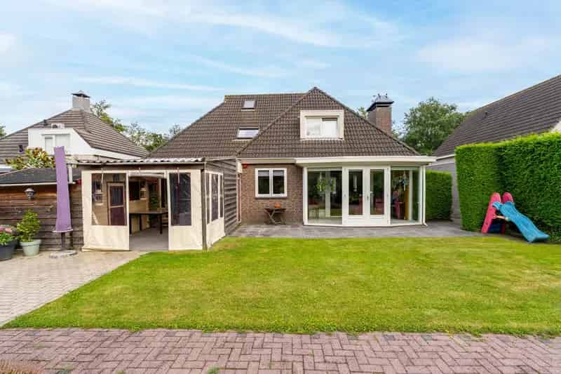 Vrijstaande woning met garage kantoor en mogelijkheid tot gelijkvloers wonen